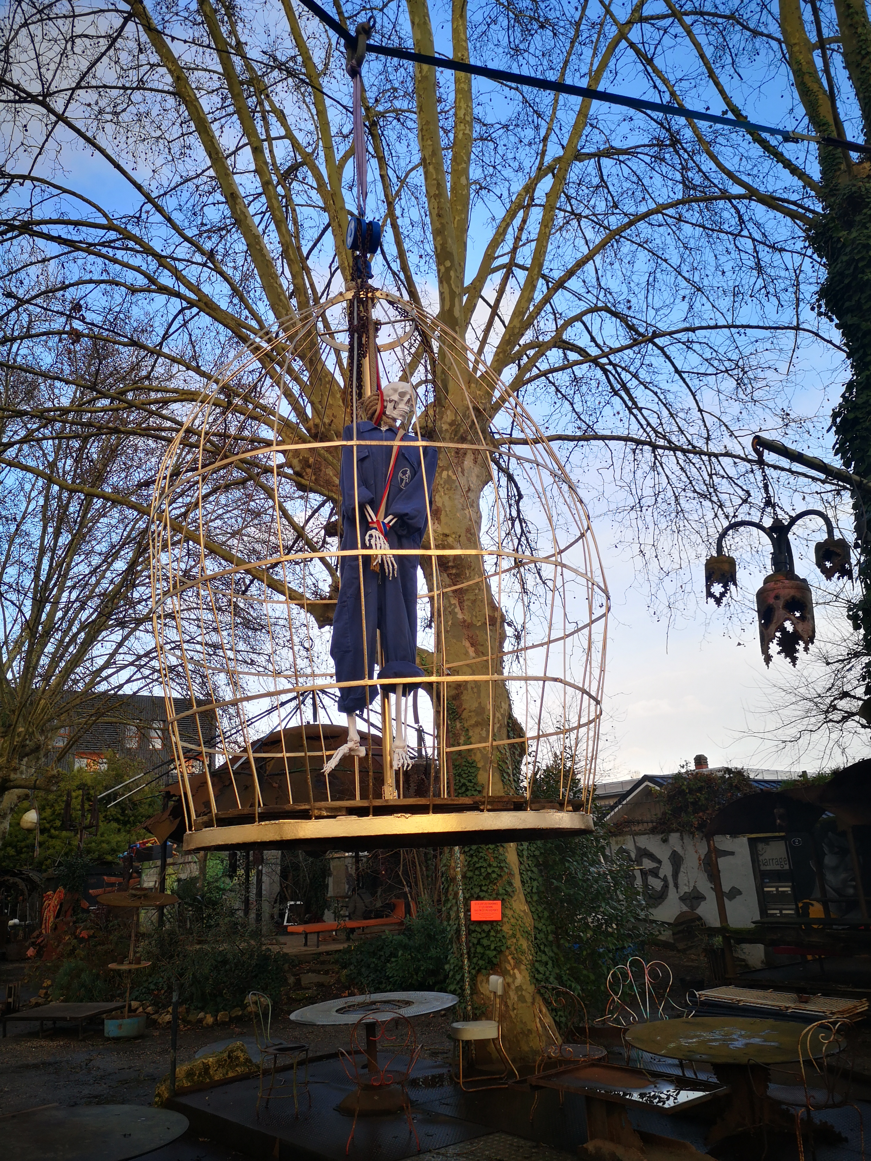 squelette en tenue de paysan pendu aux vivres de l'art